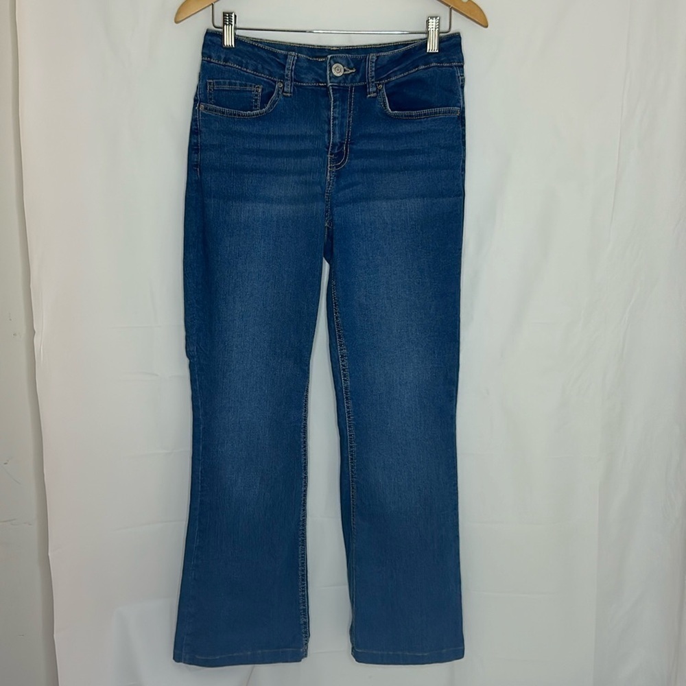 Women’s jeans denimsize 5/27 flared leg YMI stretch vintage wash classic core